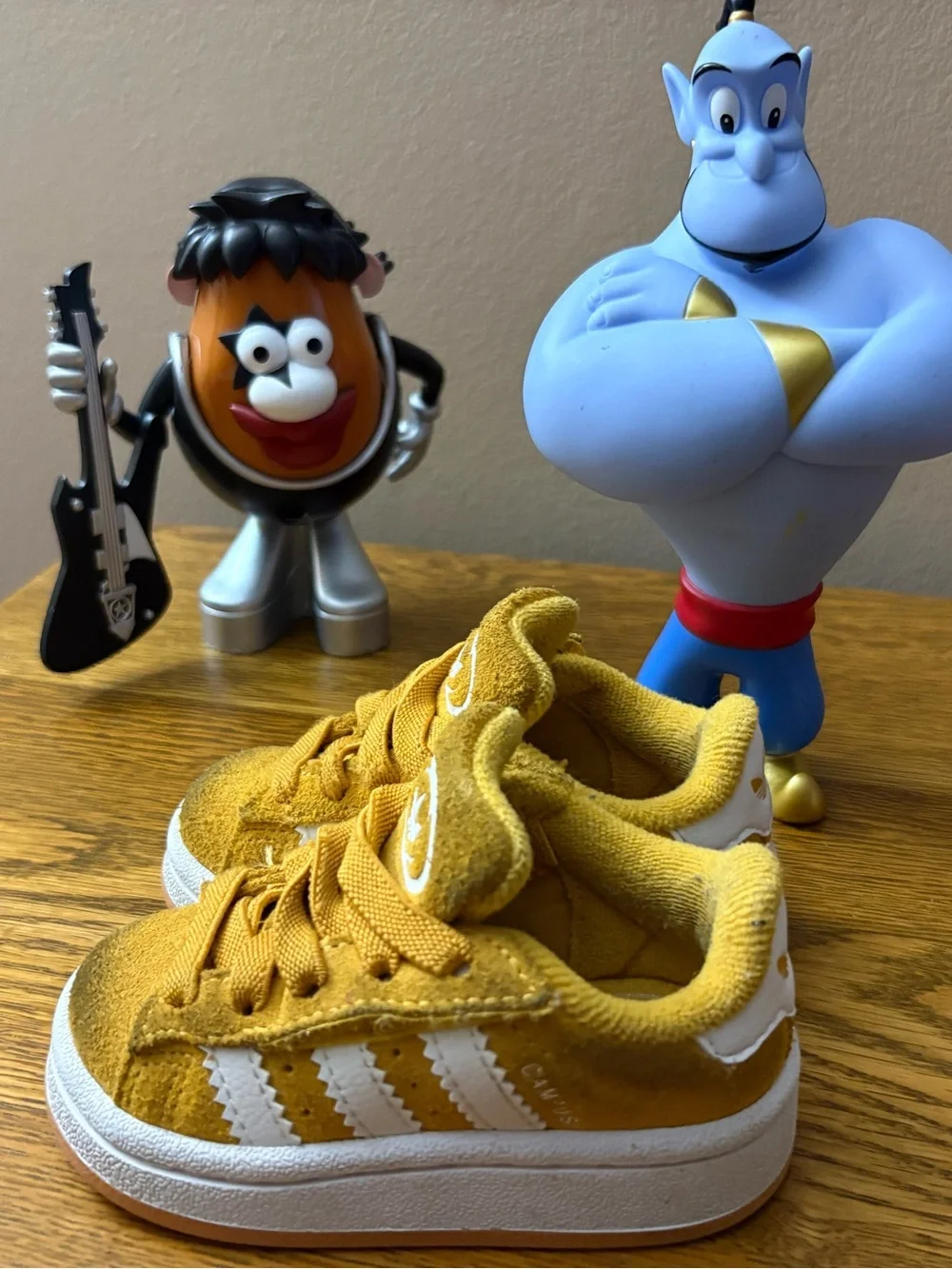 Little kids/Toddler Adidas gold campus sneaks. Size 5.